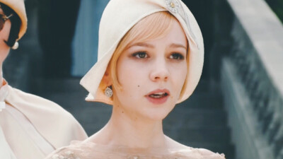 凯瑞·穆丽根（Carey Mulligan）。
出自《了不起的盖茨比》黛西·布坎南（Daisy Buchanan）。
自截自制。