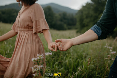 爱在一触间
美国田纳西州的Cades Cove，一对恋人手牵手。“在呼吸之间，脚步之间，你我之间，我发现了爱的静谧之美。”摄影师Eastlyn B说道。摄影：EASTLYN B