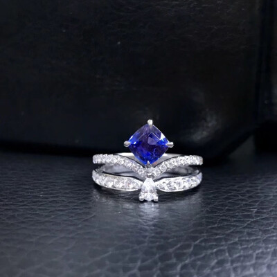 【蓝宝石戒指】经典的尚美巴黎皇冠款戒指，蓝宝石1.13ct，矢车菊色，标准的方枕型切割，晶体干净火彩好，附兰卡GGTL证书，钻石0.683ct