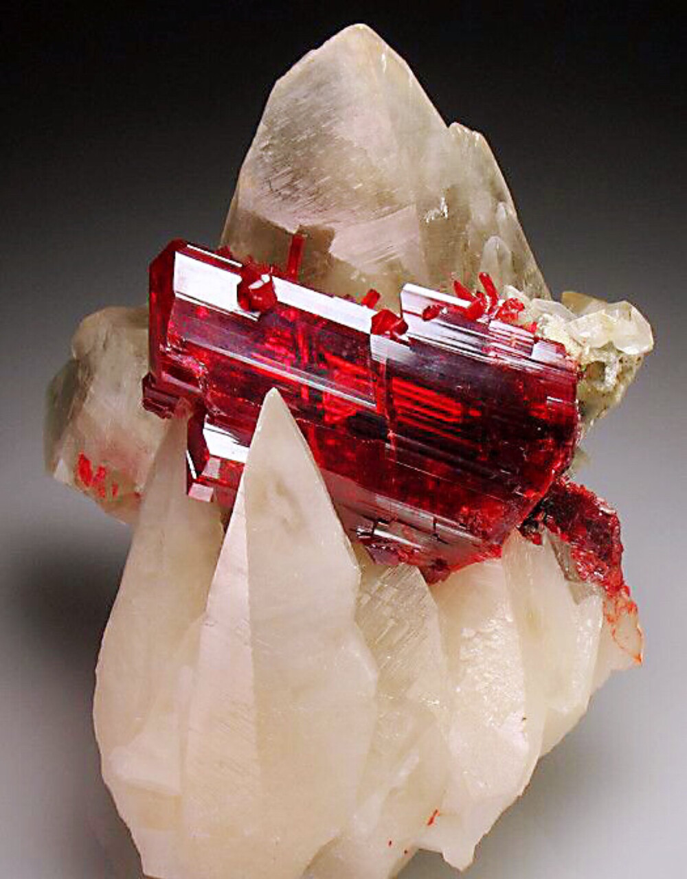 方解石上的雄黄 realgar on calcite 美的如此妖艳 ​​​