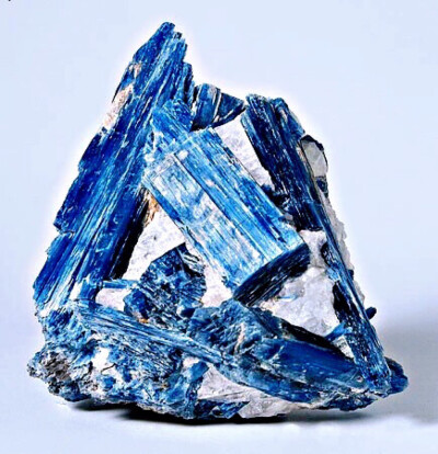 像蓝宝石的二硬石「蓝晶石」kyanite