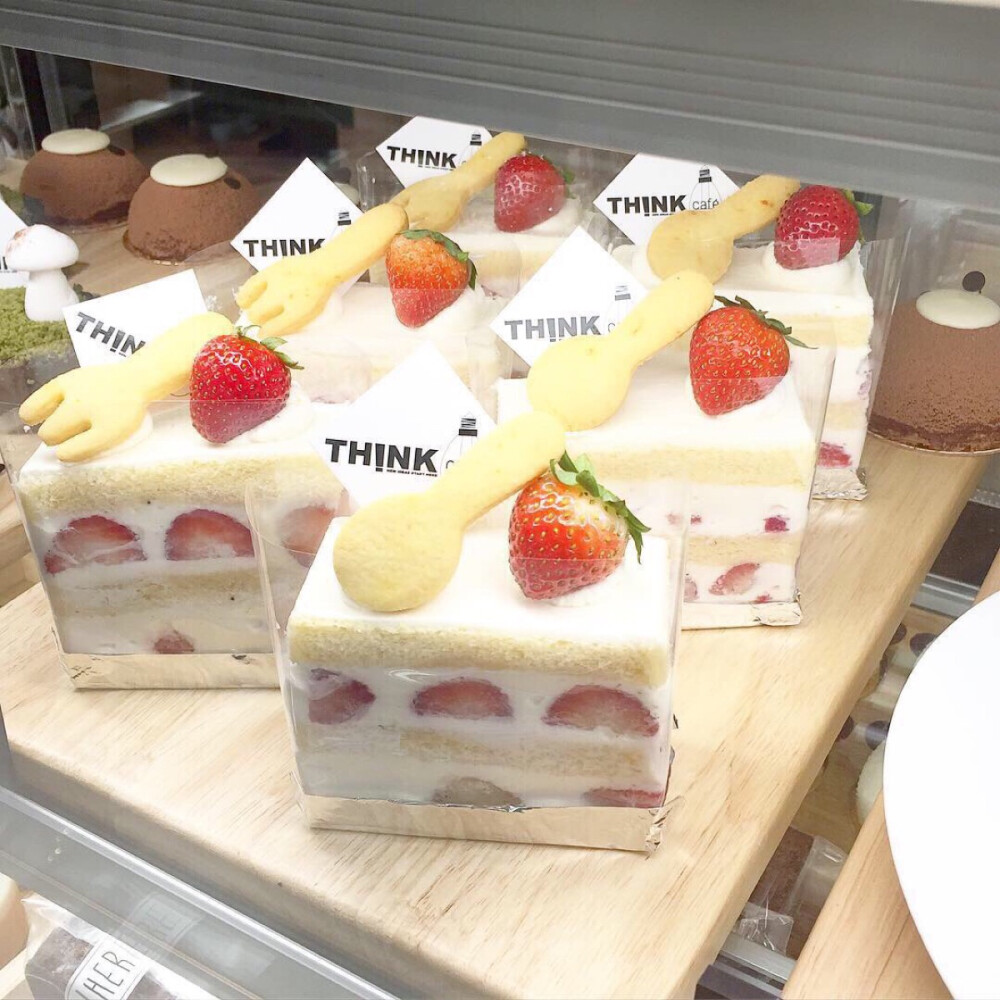 “玻璃鱼缸。”