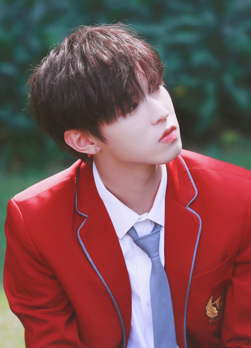 帅气乖男孩爱喝牛奶追球