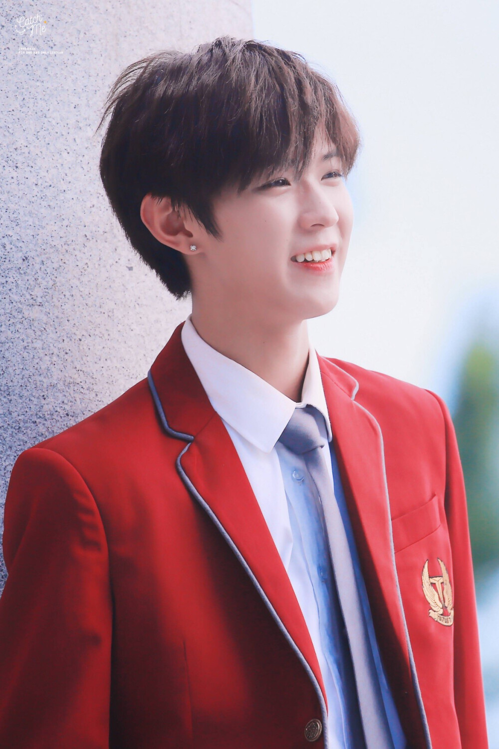 帅气乖男孩爱喝牛奶追球