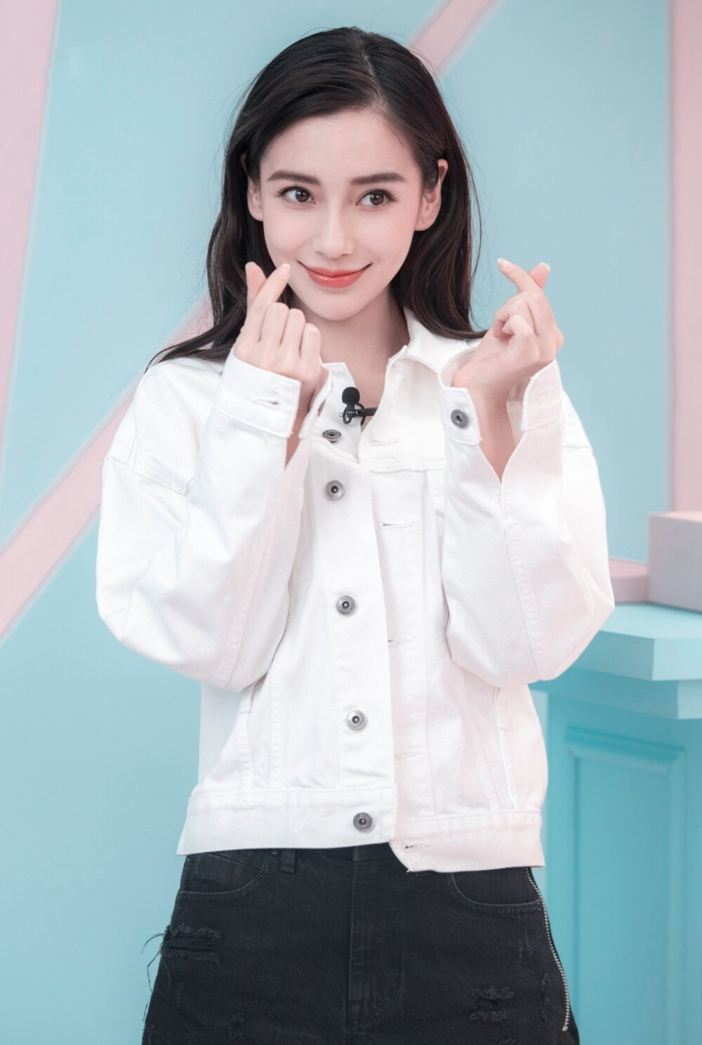 杨颖（Angelababy），1989年2月28日出生于上海市，华语影视女演员、时尚模特。2003年，Angelababy以模特身份在香港出道。2007年，她开始将工作重心转向大银幕。2011年在爱情片《夏日乐悠悠》中首次担任女主角。2012年凭借言情片《第一次》获得第13届华语电影传媒大奖最受瞩目女演员奖。2014年凭借真人秀《奔跑吧兄弟》赢得广泛关注；同年，她还因出演古装片《狄仁杰之神都龙王》获得第21届北京大学生电影节最受欢迎女演员奖。2015年，其主演的冒险片《鬼吹灯之寻龙诀》票房突破16亿人民币，而她也凭借该片获得第33届大众电影百花奖最佳女配角奖。2017年其主演的古装剧《孤芳不自赏》取得全国同时段电视剧收视冠军。创业时代。