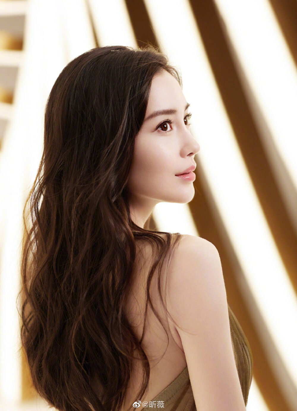 杨颖（Angelababy），1989年2月28日出生于上海市，华语影视女演员、时尚模特。2003年，Angelababy以模特身份在香港出道。2007年，她开始将工作重心转向大银幕。2011年在爱情片《夏日乐悠悠》中首次担任女主角。2012年凭借言情片《第一次》获得第13届华语电影传媒大奖最受瞩目女演员奖。2014年凭借真人秀《奔跑吧兄弟》赢得广泛关注；同年，她还因出演古装片《狄仁杰之神都龙王》获得第21届北京大学生电影节最受欢迎女演员奖。2015年，其主演的冒险片《鬼吹灯之寻龙诀》票房突破16亿人民币，而她也凭借该片获得第33届大众电影百花奖最佳女配角奖。2017年其主演的古装剧《孤芳不自赏》取得全国同时段电视剧收视冠军。创业时代。