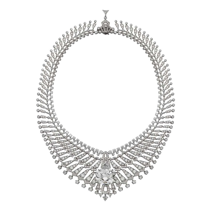 Cartier 在2015年的「Etourdissant Cartier」高级珠宝系列中推出了这件几何风格的作品，通过可拆卸设计呈现项链、挂坠链两种佩戴方式。主石为一颗重达34.96ct的枕形切割钻石，搭配小颗钻石错叠的织网背景，突出主石耀眼的火彩。
这颗34.96ct的钻石为纯净的 Type IIa 型钻石，达D色IF净度级别，拥有出色的透明度。设计师运用一枚「8」字形的链扣作为主石与项链之间的连接，由项链上镶嵌的小钻自然过渡为大颗粒的主石。