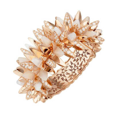 Les Galaxies de Cartier 玫瑰金手镯，by Cartier
镶嵌圆形切割钻石和月光石。