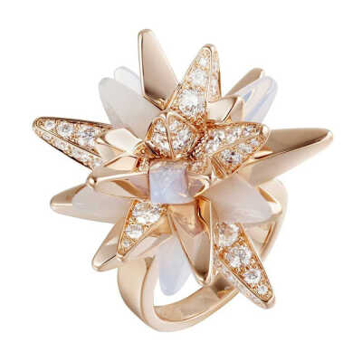
Les Galaxies de Cartier 玫瑰金戒指，by Cartier
镶嵌圆形切割钻石和月光石。