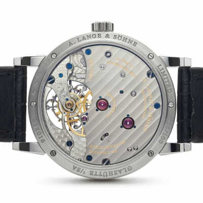 A. Lange & Söhne「1815 Tourbillon Enamel Dial」
这枚陀飞轮以 1815 Tourbillon 停秒陀飞轮为基础，将表盘升级为白色大明火珐琅盘，需经过30道工序手工烧制，由于不同颜色的珐琅粉熔点不同，12点的红色珐琅时标需…