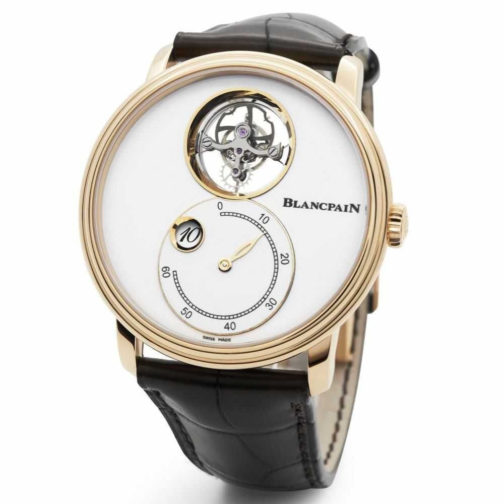 在这枚 Villeret 飞行陀飞轮腕表中，Blancpain 兼顾了复杂机械与简洁的表盘布局——12点位置为飞行陀飞轮结构，传统的表桥替换为透明的蓝宝石水晶盘，让陀飞轮外框、平衡摆轮、擒纵系统仿佛悬浮在空中；6点为逆跳分钟盘与圆形小时视窗，略错位的非对称设计巧妙在视觉上达到平衡。