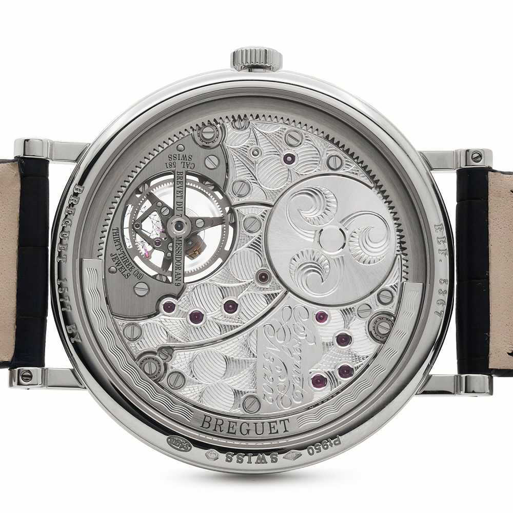 Breguet「Classique Tourbillon Extra-Plat Automatique 5367」
Breguet 今年推出了一枚非常 dressy 的超薄陀飞轮，最独特之处是白色珐琅表盘采用「偏心式」布局——时分针、时标都向10点方向倾斜，这一设计的原型来自 Abraham-Louis Breguet本人。大尺寸陀飞轮在表盘5点占据了接近四分之一的空间，横贯的桥板刚好与整个偏心表盘构成平衡，机芯则为外置环形摆陀设计。