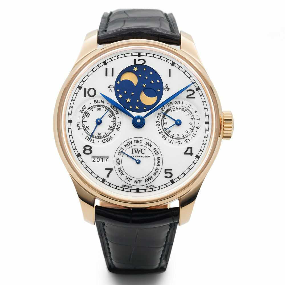 
2018年是 IWC 创建150周年，品牌为此特别推出了一系列纪念表款，这枚万年历就是其中之一。腕表的整体设计优雅经典，小表盘布局和比例都恰到好处，在增加了万年历功能的显示盘后也完全没有对阅读性造成影响。值得注意的是，12点的月相盘可以同时显示南北两个半球的月相。