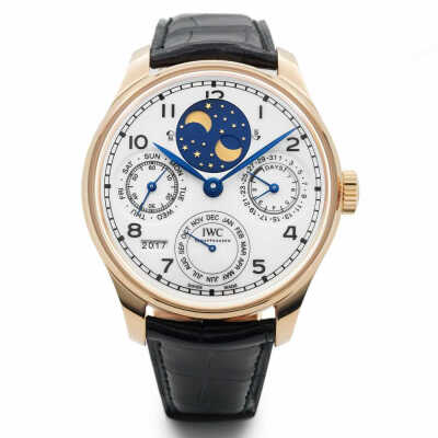
2018年是 IWC 创建150周年，品牌为此特别推出了一系列纪念表款，这枚万年历就是其中之一。腕表的整体设计优雅经典，小表盘布局和比例都恰到好处，在增加了万年历功能的显示盘后也完全没有对阅读性造成影响。值得注…