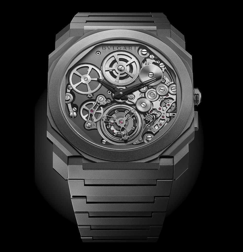 Bulgari 凭借这枚腕表再度打破了自动上链陀飞轮的厚度纪录——3.95mm。钛合金表壳进一步突出了腕表的轻盈度，表盘采用开放式设计，将 Calibre BVL 288 机芯完整呈现，让你得以欣赏这枚厚 1.95mm 机芯的精密运转。