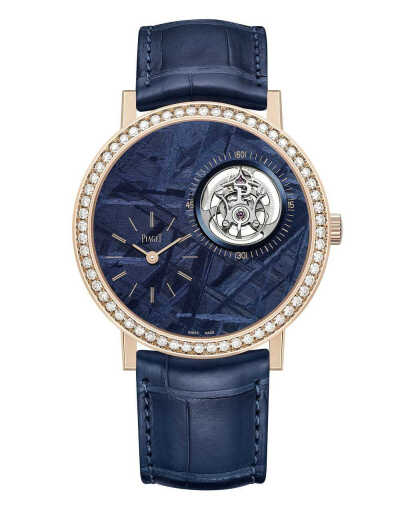 Piaget Altiplano 陨石表盘陀飞轮腕表
这是 Piaget 本届 SIHH 最复杂的一枚作品，在蓝色陨石表盘中融入陀飞轮结构，如同一颗行星在浩瀚宇宙中运转。陨石表盘可以看到独特的「魏德曼花纹」（Widmanstätten patterns…