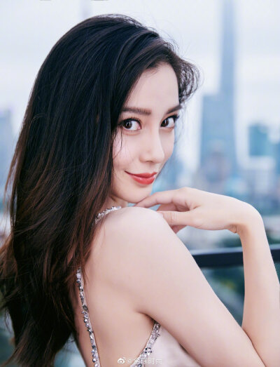 杨颖（Angelababy），1989年2月28日出生于上海市，华语影视女演员、时尚模特。2003年，Angelababy以模特身份在香港出道。2007年，她开始将工作重心转向大银幕。2011年在爱情片《夏日乐悠悠》中首次担任女主角。2012…