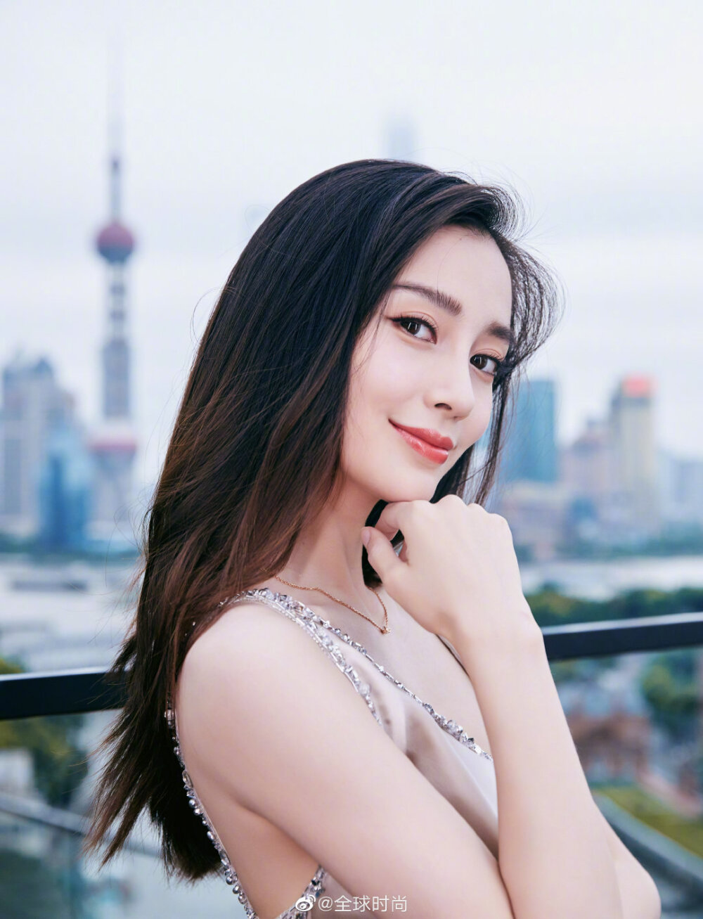 杨颖（Angelababy），1989年2月28日出生于上海市，华语影视女演员、时尚模特。2003年，Angelababy以模特身份在香港出道。2007年，她开始将工作重心转向大银幕。2011年在爱情片《夏日乐悠悠》中首次担任女主角。2012年凭借言情片《第一次》获得第13届华语电影传媒大奖最受瞩目女演员奖。2014年凭借真人秀《奔跑吧兄弟》赢得广泛关注；同年，她还因出演古装片《狄仁杰之神都龙王》获得第21届北京大学生电影节最受欢迎女演员奖。2015年，其主演的冒险片《鬼吹灯之寻龙诀》票房突破16亿人民币，而她也凭借该片获得第33届大众电影百花奖最佳女配角奖。2017年其主演的古装剧《孤芳不自赏》取得全国同时段电视剧收视冠军。创业时代。