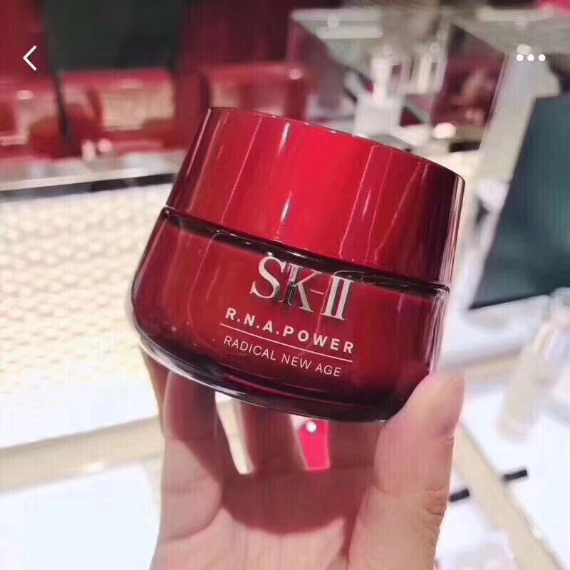 ❥sk2​大红瓶​面​霜​经典​款，80g，不​管干皮​还是油皮，一年​四季都​可​以驾驭。​吸​收好，保湿好，​不油腻。​修​护​能力​一级棒！痘痘、痘​印都能​好​的快些！和神​仙水​是绝配！一瓶很耐用​哦！
找我哦