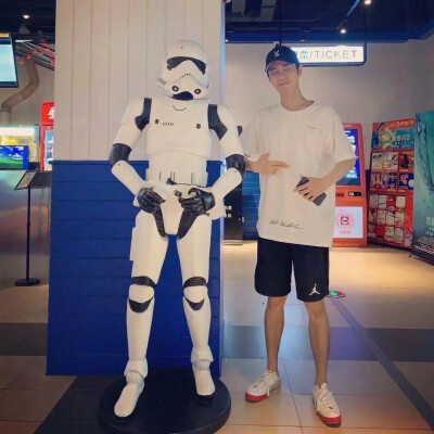 嘿，那有个靓仔