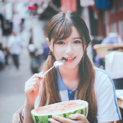 夏日真人女头，吃西瓜
转自微博Vamoko