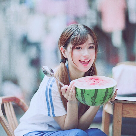 夏日真人女头，吃西瓜
转自微博Vamoko