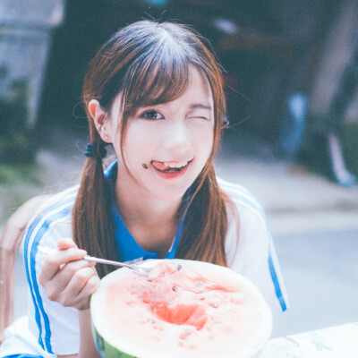 夏日真人女头，吃西瓜
转自微博Vamoko