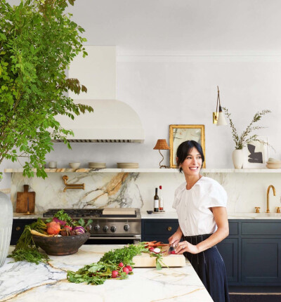 Athena Calderone作品 Brooklyn Townhouse
设计师精心设计了一系列新家具(仪器咖啡桌和sconces)和复古家具(70年代的Mario Bellini沙发，50年代的法国椅子)。楼上的主卧有一整层，有两扇门，从卧室到雅…