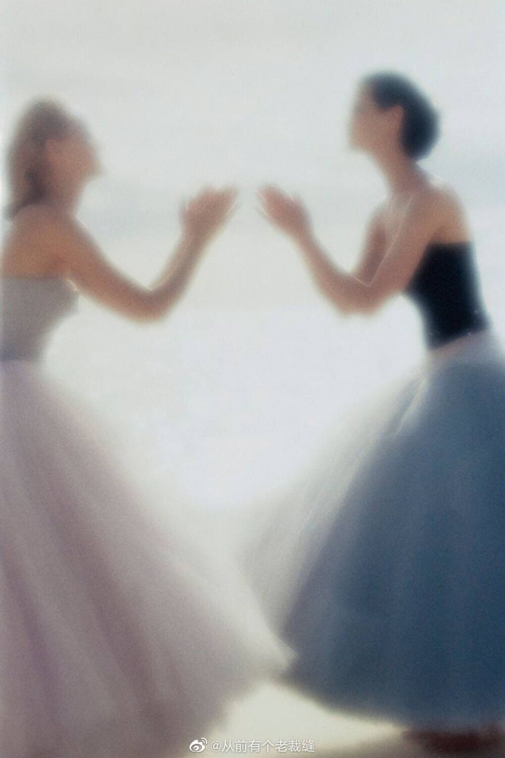 #美人肖像#
"Sweet Dreams" - Vogue UK May 1995
Model : Shalom Harlow & Amber Valletta
: John Galliano
: Nick Knight