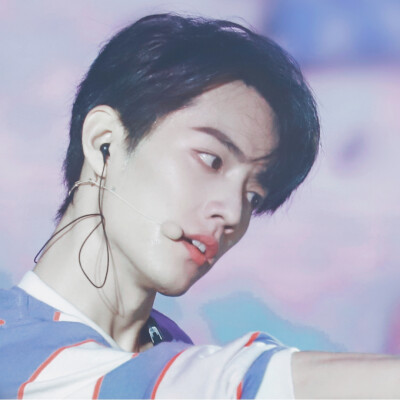 肖战炒鸡好看，努力！
加油，战战乀(ˉεˉ乀)