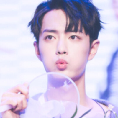 肖战炒鸡好看，努力！
加油，战战乀(ˉεˉ乀)