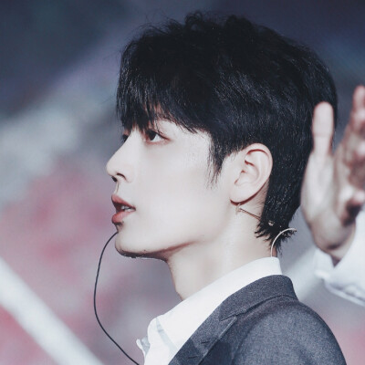 肖战炒鸡好看，努力！
加油，战战乀(ˉεˉ乀)