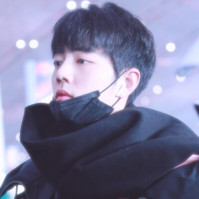 肖战炒鸡好看，努力！
加油，战战乀(ˉεˉ乀)