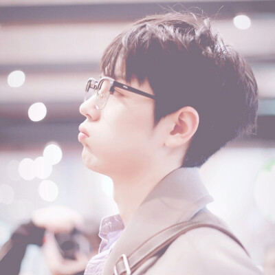 肖战炒鸡好看，努力！
加油，战战乀(ˉεˉ乀)