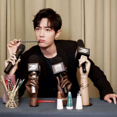 肖战炒鸡好看，努力！
加油，战战乀(ˉεˉ乀)