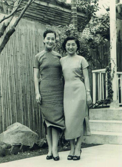 1947年，上海，京剧名伶顾正秋（右）与海派作家孙树棻的二姨母、画家费葆琪合影。 ​​​