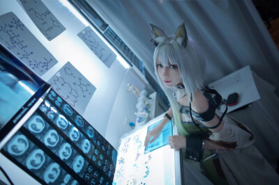 #明日方舟# 凯尔希
— —［越是强大越是脆弱，这就是万物的道理。］
出镜：Mooi_Nanase
phx：用鳍按快门的海豹_白集