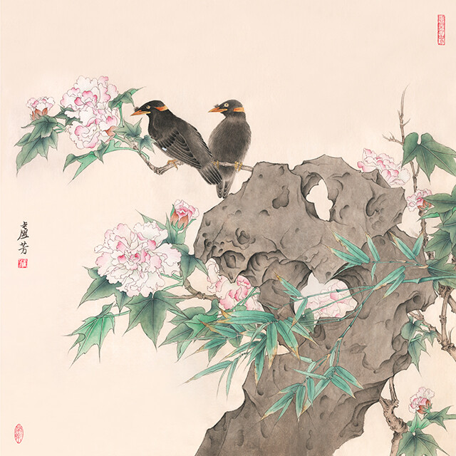 工笔花鸟画在我国绘画史上成为独立的画种较晚,但经过历代画工、画家的不断创作,不管是现代还是过去都在绘画史上占据着举足轻重的地位,在绘画史上占据着举足轻重的地位,出现了一批批有影响力的家, 中国十大传世名画除了《富春山居图》为写意画外，其余9幅全部为工笔画，全部收藏在各大博物馆，全部为无价之宝。
中国绘画史上,使得两宋花鸟在中国绘画史上占据着举足轻重的地位,康有为就赞誉为“无体不备,无美不臻”。卢芳，女画家，号容于，取自“容于大千,止于心上”。祖籍河南漯河，现居北京。擅长描绘花鸟、动物、草虫、奇石、枯木。卢芳的中国画颇得传统典丽、高华的气质,特别是她的工笔花鸟、动物画,线条劲韧流畅,设色靓丽。她典型的艺术特