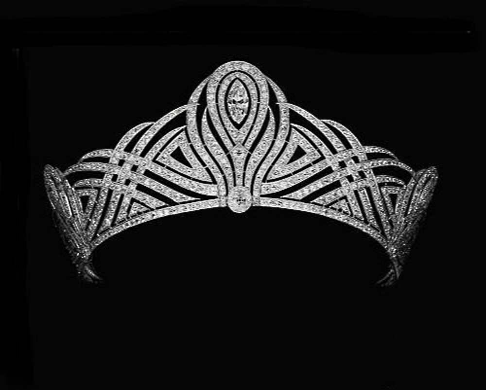 尚美巴黎（CHAUMET）贝斯博勒冠冕，由马塞尔·尚美（1886-1964）制作。1931 年3 月10 日贝斯伯勒伯爵在被任命为加拿大总督之际，为妻子罗贝尔特·德·内夫丽兹订购了这顶冠冕。冠冕围绕中央12克拉的马眼形切割钻石而设计。钻石成为弧形的焦点，表现出装饰艺术风格的经典简约线条。