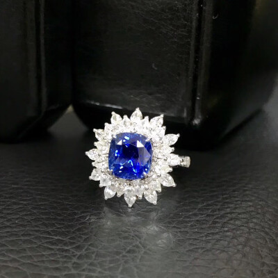 【蓝宝石戒指】18k金天然蓝宝石戒指，主石3.01ct，GRS天然无烧皇家蓝，颜色火彩很赞，钻石豪镶1.45ct，现货13.5#可改～特价️58000
【蓝宝石戒指】超豪华精品款蓝宝石戒指主石3.6ct，GRS天然无烧皇家蓝，颜色正，火…