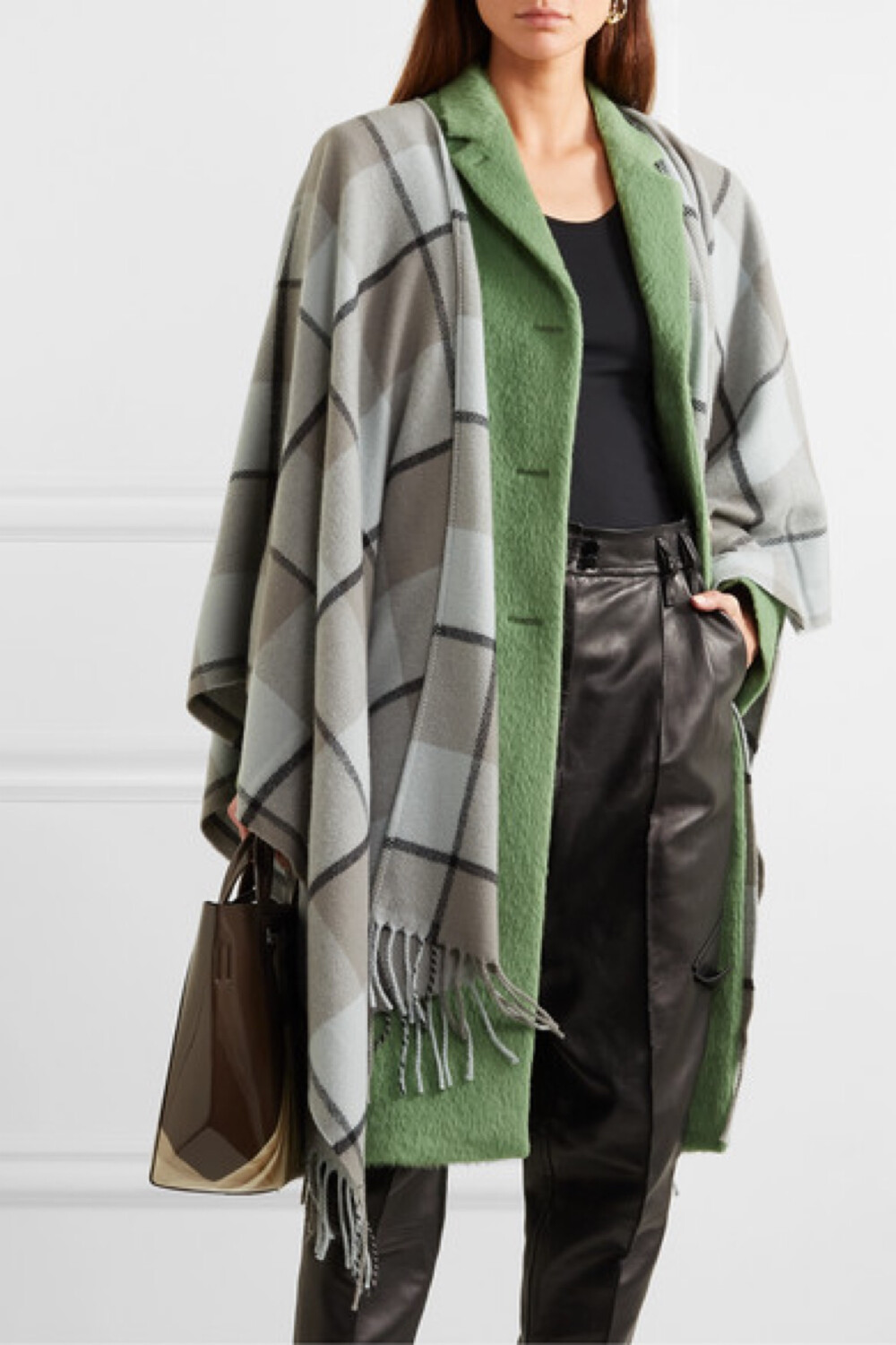 acne studios 这款 "cassier" 流苏围巾宽大裹身,既能如围巾般绕颈,也