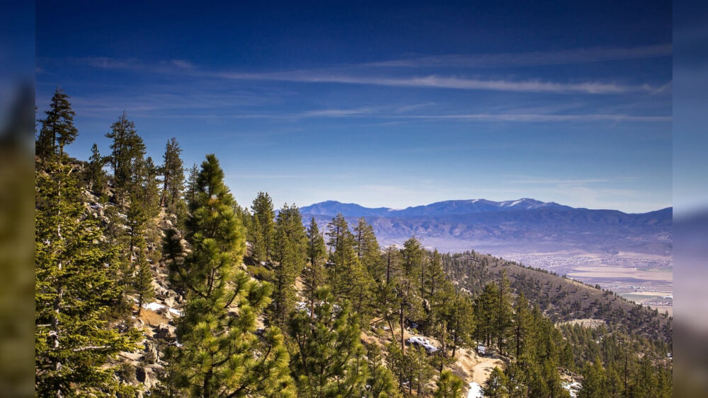 太浩湖（英文：Lake Tahoe）又译作塔霍湖，位于美国加州与内华达州之间的高山湖泊，在内华达州首府卡森城以西约10英里的地方。它是北美最大的高山湖泊。太浩湖四周由山峰环抱，湖水澄净湛蓝，冬天降雪期长达 8 个月，路面经常积雪盈尺，但湖底异常的深，最深处达1645尺，湖水却不会结冰，是美国第二深的湖泊。