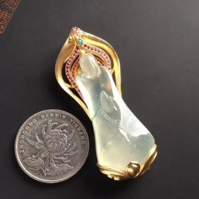 在众多佛题材的翡翠饰品中，我们经常能看见以“悟”为主题雕刻的翡翠作品，其图案简练，禅意悠远，细品慢赏，心似莲花开。
