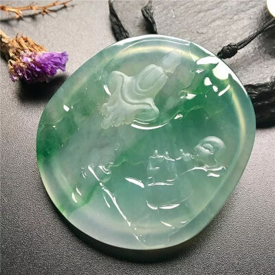 在众多佛题材的翡翠饰品中，我们经常能看见以“悟”为主题雕刻的翡翠作品，其图案简练，禅意悠远，细品慢赏，心似莲花开。