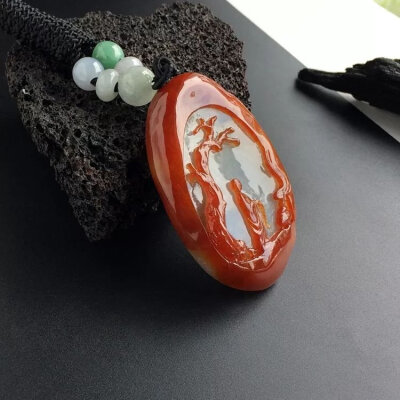 在众多佛题材的翡翠饰品中，我们经常能看见以“悟”为主题雕刻的翡翠作品，其图案简练，禅意悠远，细品慢赏，心似莲花开。
