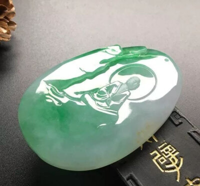 在众多佛题材的翡翠饰品中，我们经常能看见以“悟”为主题雕刻的翡翠作品，其图案简练，禅意悠远，细品慢赏，心似莲花开。