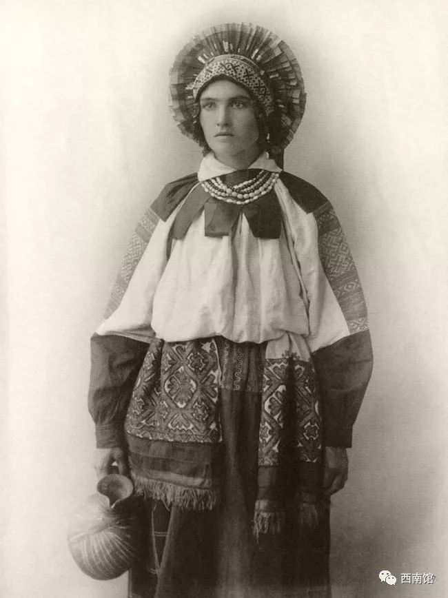 斯拉夫传统服饰
俄罗斯不同地区的妇女，他们身着传统的俄罗斯民族服饰Sarafan，极富特色，尤其是服饰上的袖子和头冠。