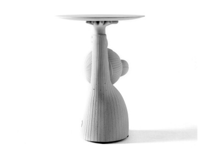 这尊猴子茶几[Monkey Side Table]
出自西班牙鬼才设计师亚米·海因之手
仿混泥土雕塑，玻璃钢一体成型，
可爱、富于童真，逗趣十足！
除了造型可爱滑稽，便于携行是它的一大特点。
60*40*60cm的尺寸，相当玲珑，托…