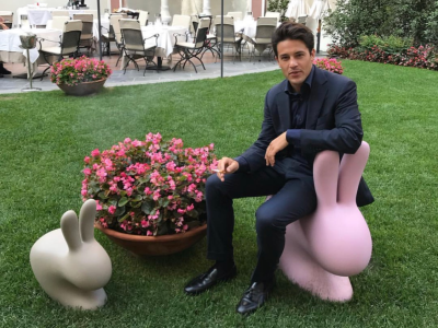意大利Qeeboo兔子椅凳RABBIT CHAIR儿童凳；户外花园怎么可以少的了这个兔子椅。简直就是小朋友乐园的必备法宝。
——来自vonkee温极艺术定制