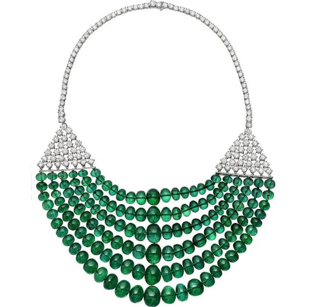 这条祖母绿珠项链，镶有钻石，重达586.07克拉，钻石重26.50克拉，这些珍贵的宝石汇集在一起，组成了一首宝石交响乐。它由一条由6股祖母绿珠项链组成的，这条项链从钻石镶嵌的格子上悬挂到钻石镶嵌的项链上，这个设计是由Goshwara设计的，它实际上代表了一个完美比例的剪影。从历史上看，在波斯宫廷里，Goshwara这个词描述了女性曲线和解剖的完美，只有最好的工匠才能创造出Goshwara。